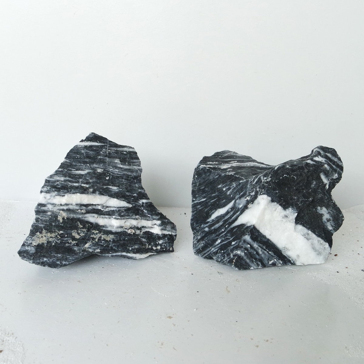 Black & White Aurum Rock - Large / 23-28cm